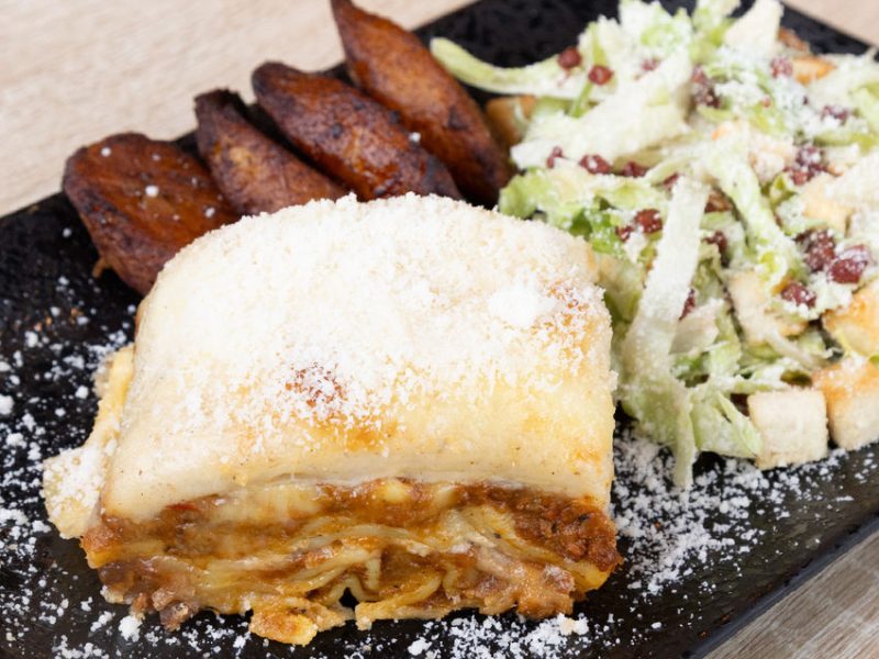 Pasticho con ensalada y plátano
